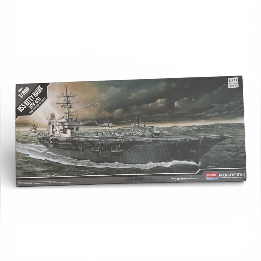 NWT USS Kitty Hawk Model Kit 1/800 Scale
